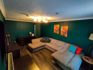 Cozy Four-Bedroom Home with Hot Tub, Garden, CONTRACTORS WELCOME - Close to Shops, Restaurants, Hospital and Park