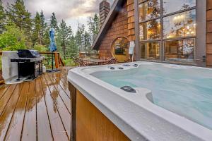 Peaceful Getaway Pet Friendly with Hot Tub and Grill