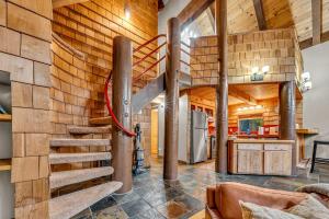 Peaceful Getaway Pet Friendly with Hot Tub and Grill