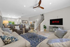 Sleeps 8 Pool Dog Friendly 6 Miles to Beach