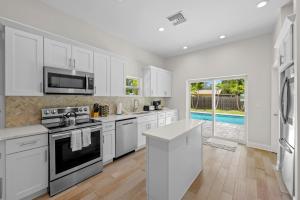 Sleeps 8 Pool Dog Friendly 6 Miles to Beach