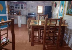 Las Amapolas, Saman typical houses