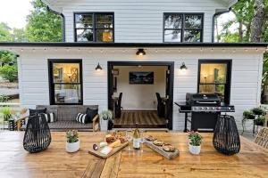 Stylish Lake Hs w/ hot tub: Walk to Blk Mtn Shops