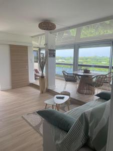 Vue panoramique pour ce grand studio en centre ville