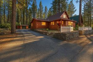 Cozy Cabin with Large Backyard Near Lake, Village and Snow Summit