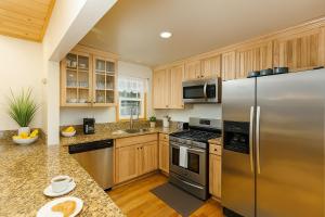 Cozy Cabin with Large Backyard Near Lake, Village and Snow Summit