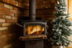 Cozy Cabin with Large Backyard Near Lake, Village and Snow Summit