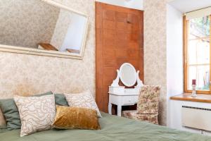 15th Century Flat with Parking, High Ceilings