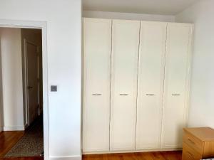 Beautiful modern 1 bedroom apart overlooking shops