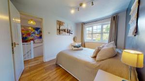 3 Bedroom House with free parking and garden