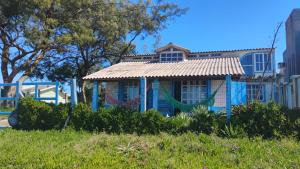 Casa beiramar, vista mar e pinheiros, pé na areia