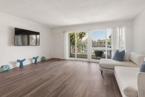 Nautical Nest - Walkable Waterfront Stay