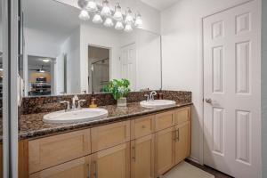 Nautical Nest - Walkable Waterfront Stay