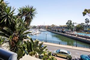 Nautical Nest - Walkable Waterfront Stay