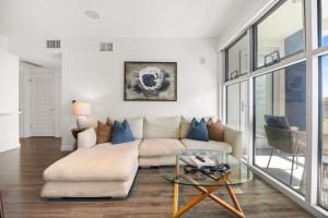 Santa Monica Seaside Haven! Ocean Views, Beach Steps Away and Creative Vibes