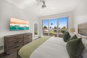 Santa Monica Seaside Haven! Ocean Views, Beach Steps Away and Creative Vibes