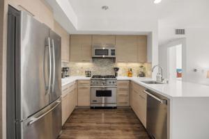 Santa Monica Seaside Haven! Ocean Views, Beach Steps Away and Creative Vibes