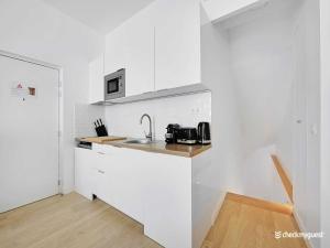 Intimate Flat w A C & Jacuzzi - 2BR 6P Montmartre