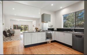 Blue Mountains Spacious 4BR Cottage with Fireplace Fully Fenced Pet Friendly Single Room lobby