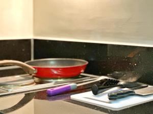 Cairong Inn Condominium TV with Netflix FAME RESIDENCES