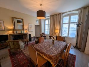 Charmant appartement historique à Vesoul, avec WIFI et parking - FR-1-583-508