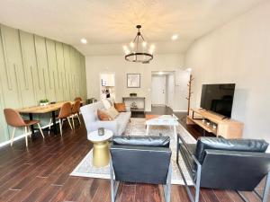 Mid Century Villa With Community Pool! Close to Busch Gardens