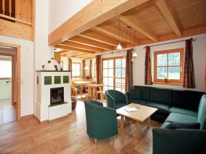 Chalet in Königsleiten near Ski Bus & Pool