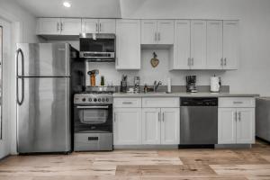 Loft-Style 1-Bedroom Apartment with Balcony & Private Parking in Hollywood