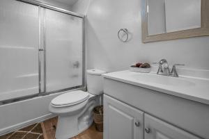 Loft-Style 1-Bedroom Apartment with Balcony & Private Parking in Hollywood