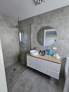 George Town Villa - Outdoor Alfresco - aircon FREE WIFI - Central location near MTB Trails