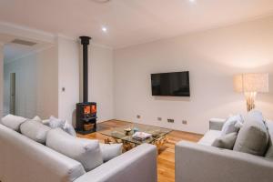 Ceol Na Mara - Luxury Pool Escape with Golf Views