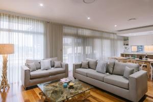 Ceol Na Mara - Luxury Pool Escape with Golf Views