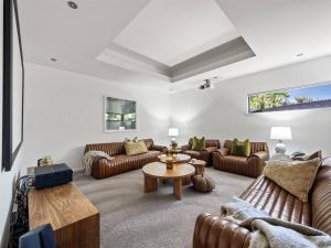 Cohala - Luxe Hillside Retreat with Theatre and Garden