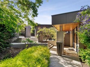 Cohala - Luxe Hillside Retreat with Theatre and Garden