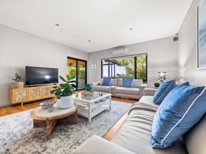 Cohala - Luxe Hillside Retreat with Theatre and Garden