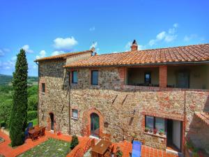 Farmhouse with pool, views