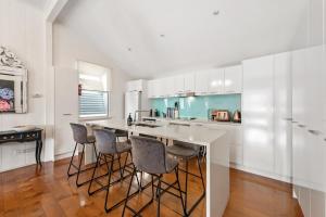 Luxe Inner-City Home with City Views - Teneriffe