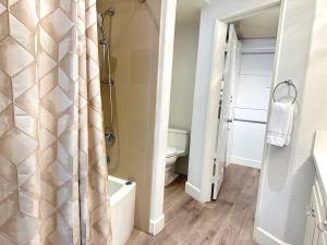 Close to Irvine IVC&UCI gate community2b &3b house more than 30nights