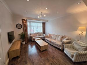 Bright 3BD Family Home with Garden Barkingside