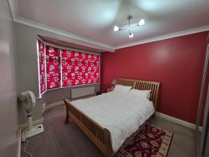 Bright 3BD Family Home with Garden Barkingside