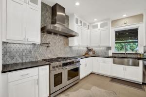 Luxury Homes! With a Pool-Jacuzzi-Outdoor Kitchen!