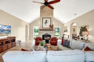 Luxury Homes! With a Pool-Jacuzzi-Outdoor Kitchen!