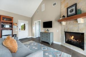 Luxury Homes! With a Pool-Jacuzzi-Outdoor Kitchen!