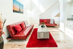 Chic Hollywood Koreatown 3Bedroom Loft 3 Level 2 Bathrooms Perfect for Groups up to 10