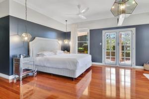 Expansive Cotswold Hills Retreat with Garden BBQ