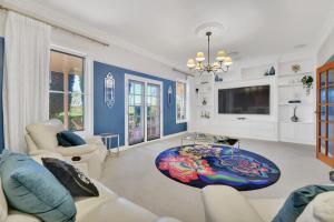 Expansive Cotswold Hills Retreat with Garden BBQ