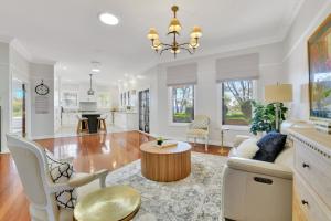 Expansive Cotswold Hills Retreat with Garden BBQ