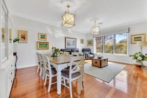 Expansive Cotswold Hills Retreat with Garden BBQ