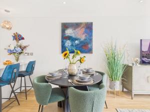 Skydeck at The Liner – Stylish 2-Bed 2-Bath Top Floor with Panoramic Sea Views