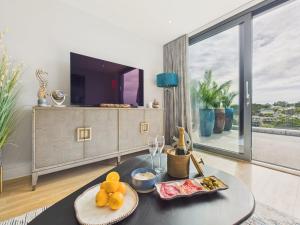 Skydeck at The Liner – Stylish 2-Bed 2-Bath Top Floor with Panoramic Sea Views